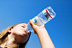 Etiquetas y Envases: El Agua que Bebemos